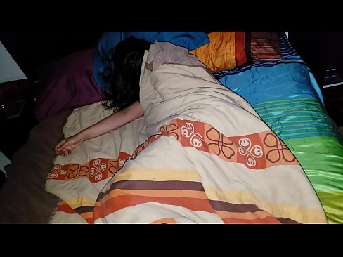 ❤️ Stepson ag bualadh lena leasmháthair óg agus í ina codladh. Porn  ag ga.extraclasswork.ru
